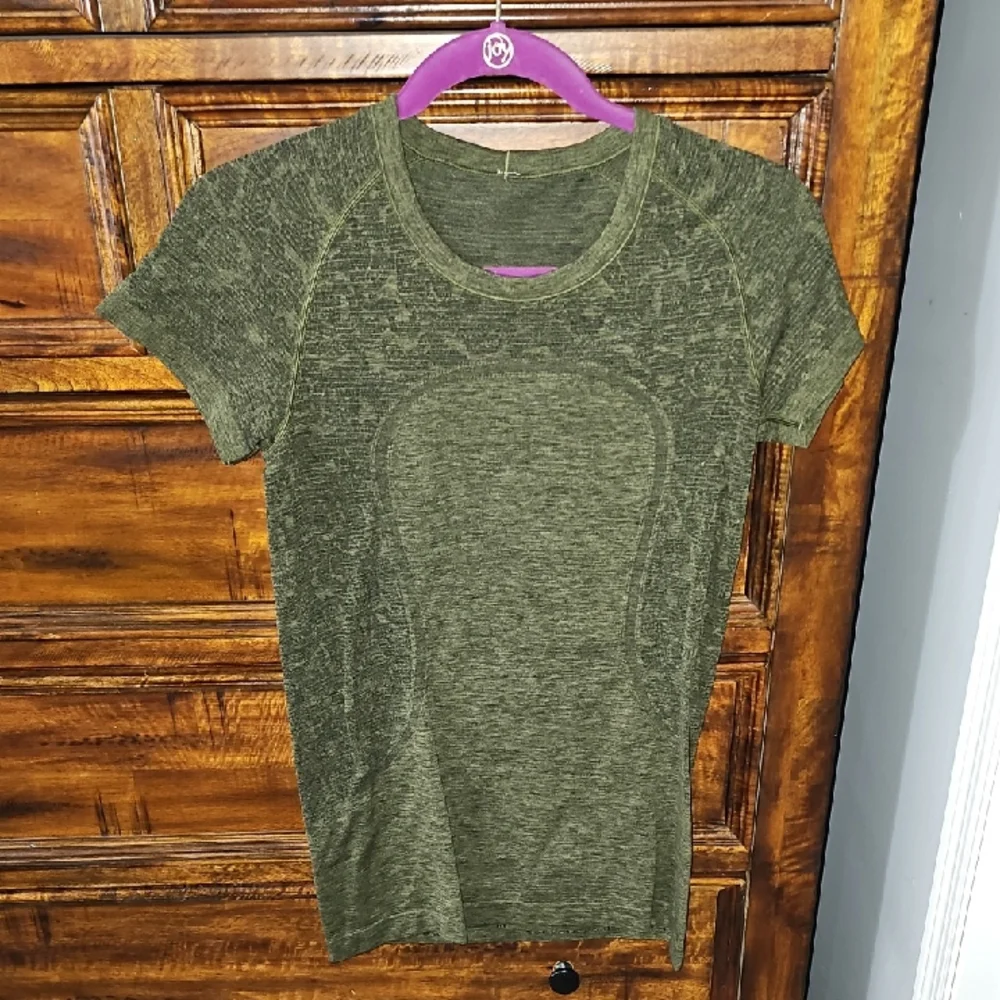 Lululemon Gorgeous Green Swiftly Tech. Sz 8. Slim Fit. Hip Length